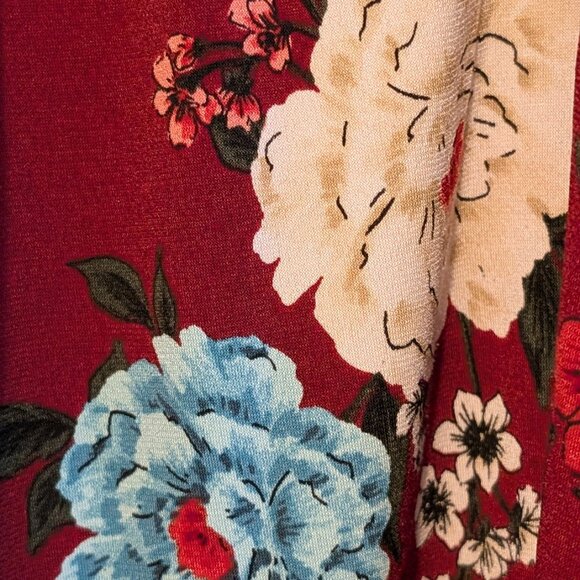 Red faux-wrap blouse with white flowers - Picture 4 of 5